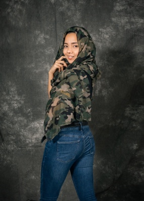 蓝色紧身牛仔裤美女图片